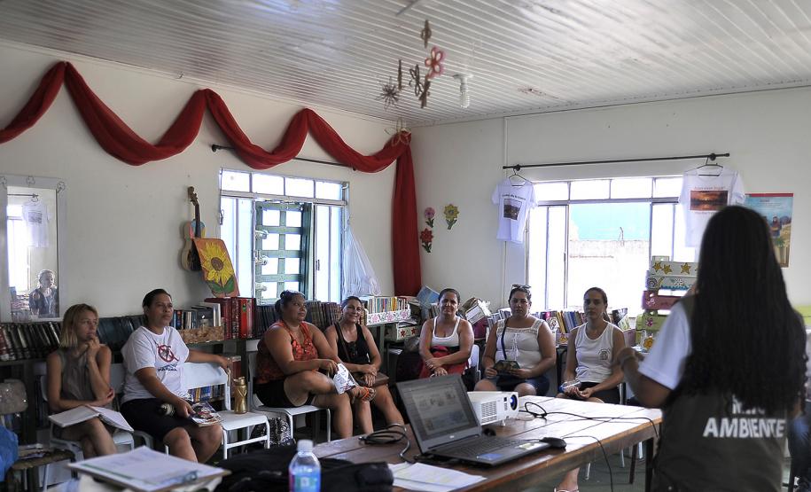 A Administração dos Portos de Paranaguá e Antonina (APPA) promoveu o 2º Curso de Capacitação para Agentes Ambientais Voluntários. Ao todo, 24 participantes inscritos compareceram ao penúltimo módulo do curso, realizado na sede da Associação de Moradores da Ilha dos Valadares (AMIV), e que termina na quinta-feira (02).