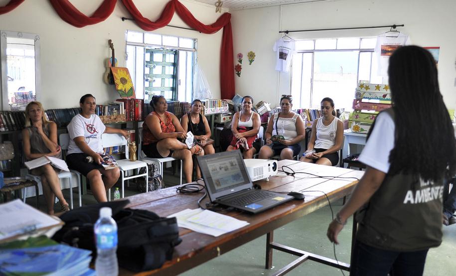 A Administração dos Portos de Paranaguá e Antonina (APPA) promoveu o 2º Curso de Capacitação para Agentes Ambientais Voluntários. Ao todo, 24 participantes inscritos compareceram ao penúltimo módulo do curso, realizado na sede da Associação de Moradores da Ilha dos Valadares (AMIV), e que termina na quinta-feira (02).