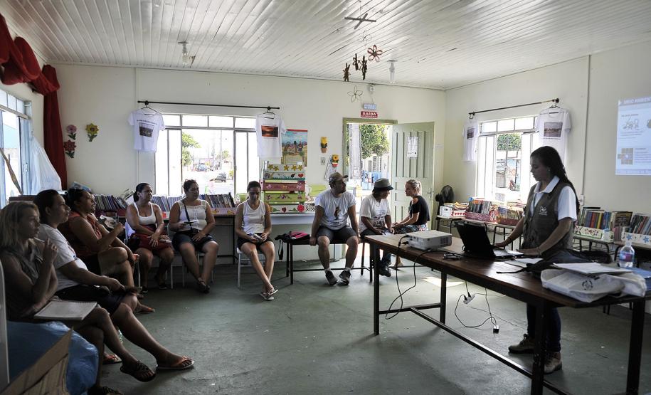 A Administração dos Portos de Paranaguá e Antonina (APPA) promoveu o 2º Curso de Capacitação para Agentes Ambientais Voluntários. Ao todo, 24 participantes inscritos compareceram ao penúltimo módulo do curso, realizado na sede da Associação de Moradores da Ilha dos Valadares (AMIV), e que termina na quinta-feira (02).