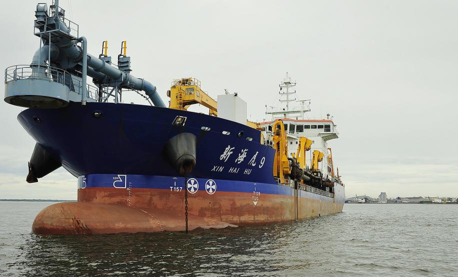 As obras de dragagem de aprofundamento do Porto de Paranaguá estão completando 15 dias e os trabalhos estão focados, nesta primeira fase, na retirada de sedimentos da entrada do Canal da Galheta, canal que dá acesso aos portos paranaenses. Ao todo, já foram retiradas 700 mil metros cúbicos de sedimentos da chamada área Alfa, a primeira das três áreas que serão dragadas em Paranaguá.