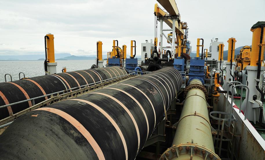 As obras de dragagem de aprofundamento do Porto de Paranaguá estão completando 15 dias e os trabalhos estão focados, nesta primeira fase, na retirada de sedimentos da entrada do Canal da Galheta, canal que dá acesso aos portos paranaenses. Ao todo, já foram retiradas 700 mil metros cúbicos de sedimentos da chamada área Alfa, a primeira das três áreas que serão dragadas em Paranaguá.