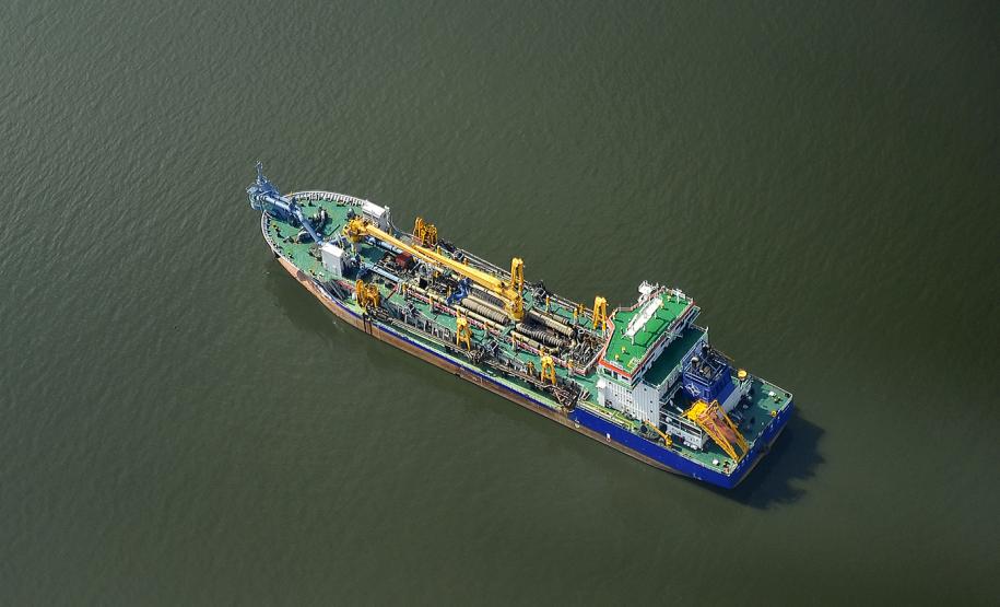 As obras de dragagem de aprofundamento do Porto de Paranaguá estão completando 15 dias e os trabalhos estão focados, nesta primeira fase, na retirada de sedimentos da entrada do Canal da Galheta, canal que dá acesso aos portos paranaenses. Ao todo, já foram retiradas 700 mil metros cúbicos de sedimentos da chamada área Alfa, a primeira das três áreas que serão dragadas em Paranaguá.