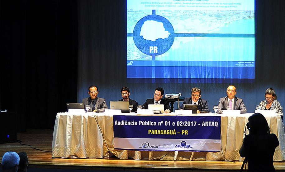 A Agência Nacional de Transportes Aquaviários (ANTAQ) promoveu nesta terça-feira (07), em Paranaguá, uma audiência pública para apresentar os projetos técnicos e obter sugestões voltadas às licitações de arrendamentos de novos terminais portuários para movimentação de papel e celulose e terminal portuário de veículos, no Porto Organizado de Paranaguá.