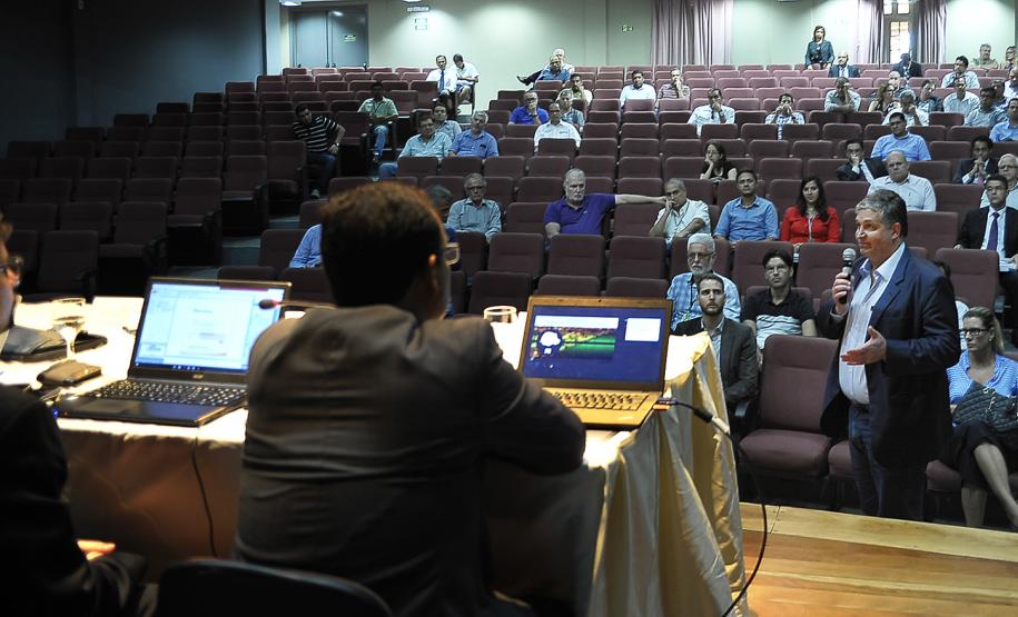 A Agência Nacional de Transportes Aquaviários (ANTAQ) promoveu nesta terça-feira (07), em Paranaguá, uma audiência pública para apresentar os projetos técnicos e obter sugestões voltadas às licitações de arrendamentos de novos terminais portuários para movimentação de papel e celulose e terminal portuário de veículos, no Porto Organizado de Paranaguá.