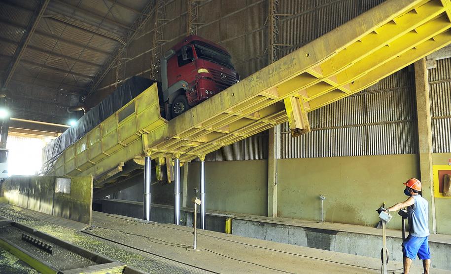 Porto de Paranaguá bate em 20% recorde de movimentação em fevereiro