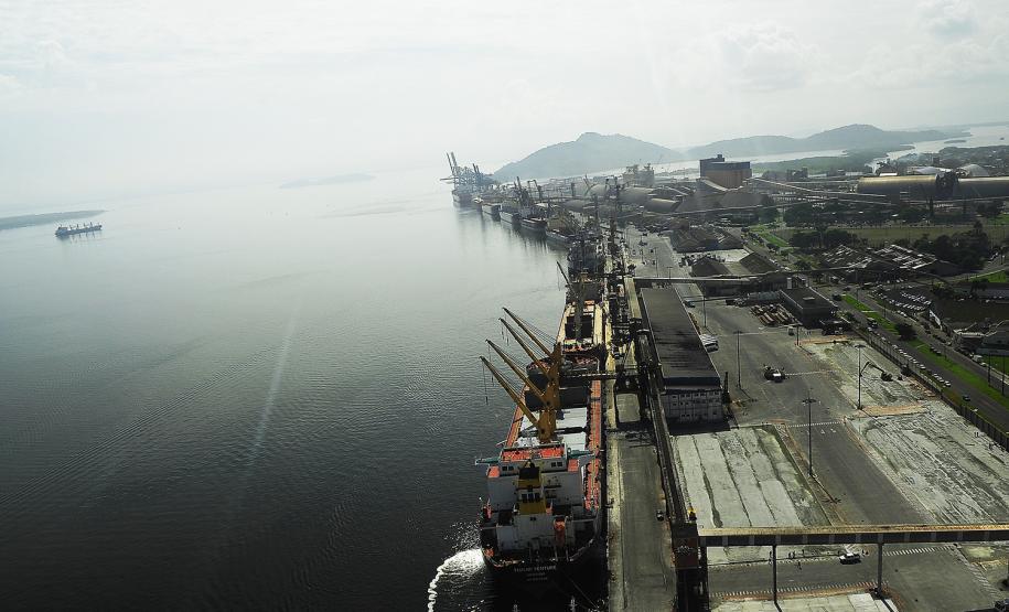Porto de Paranaguá bate em 20% recorde de movimentação em fevereiro