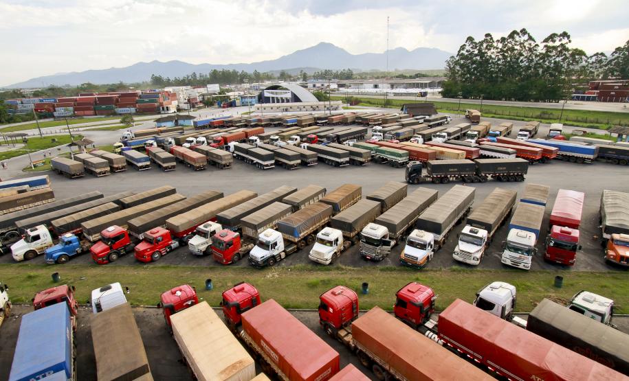 Porto de Paranaguá tem novo sistema de agendamentos para descarga de caminhões