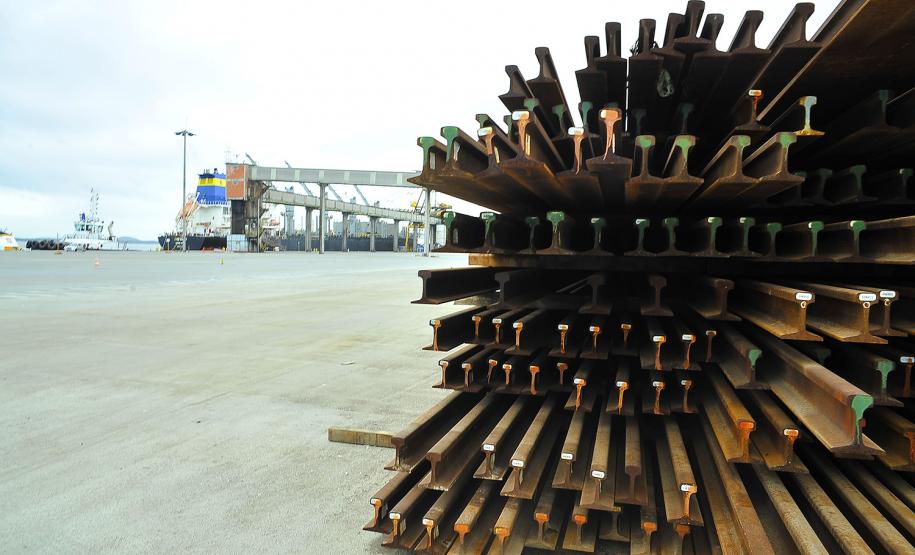 Porto de Paranaguá recebe 7 mil toneladas de trilhos de trem