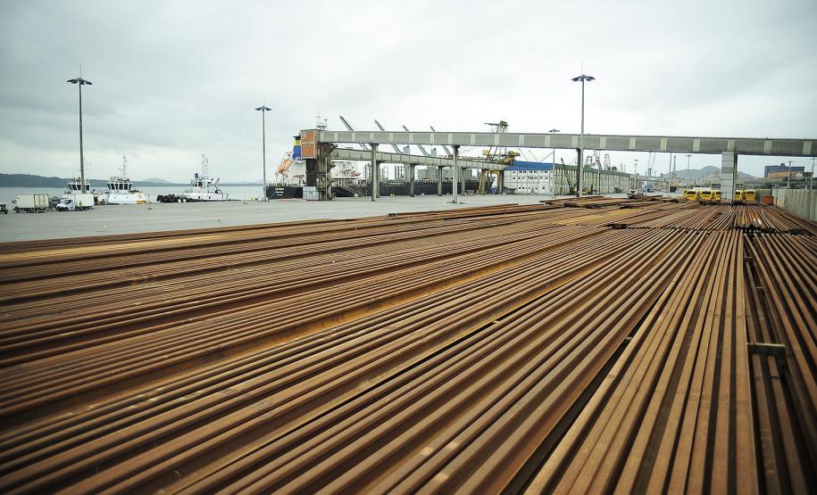 Porto de Paranaguá recebe 7 mil toneladas de trilhos de trem