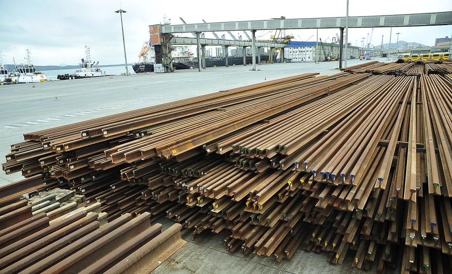 Porto de Paranaguá recebe 7 mil toneladas de trilhos de trem