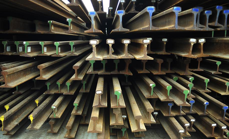 Porto de Paranaguá recebe 7 mil toneladas de trilhos de trem