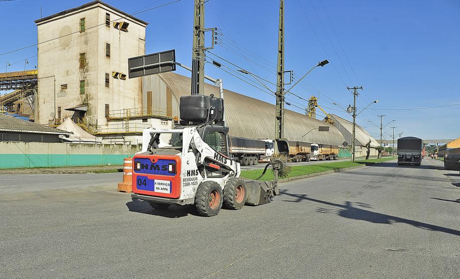 Novas varredeiras aumentam em 50% a coleta de resíduos na área portuária