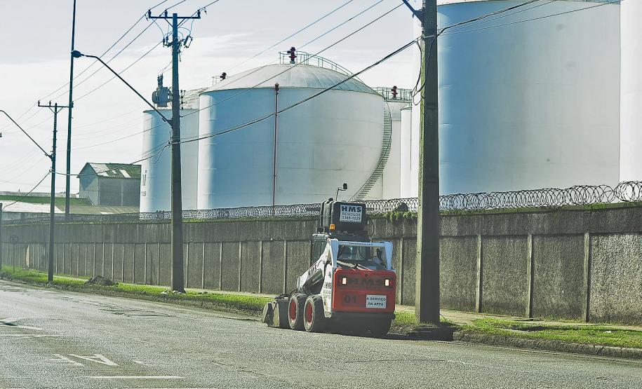 Novas varredeiras aumentam em 50% a coleta de resíduos na área portuária
