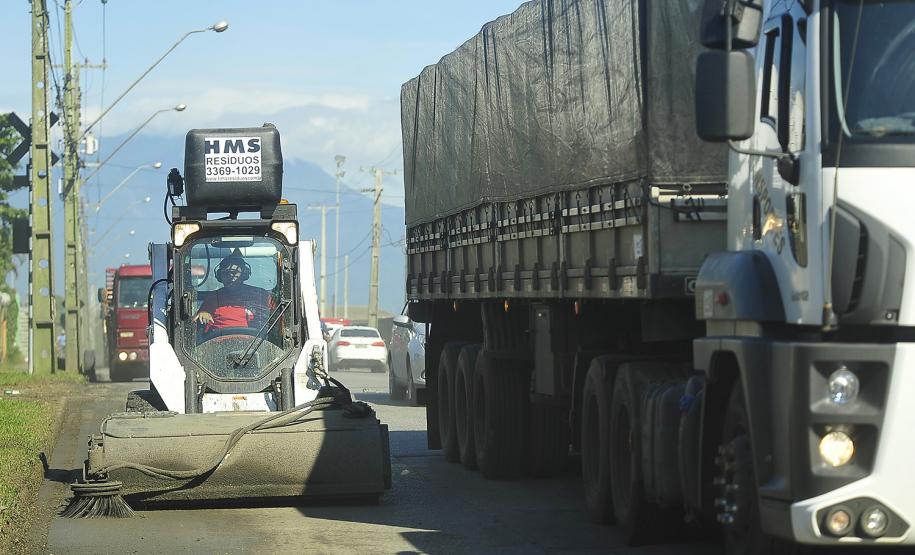 Novas varredeiras aumentam em 50% a coleta de resíduos na área portuária