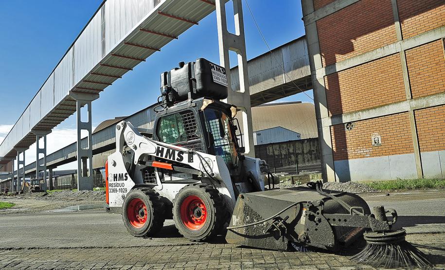 Novas varredeiras aumentam em 50% a coleta de resíduos na área portuária