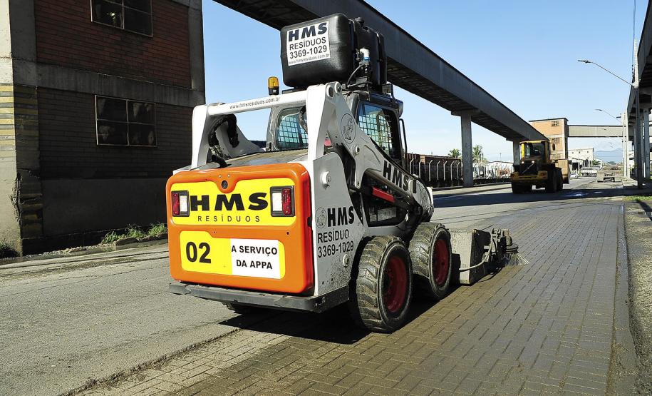 Novas varredeiras aumentam em 50% a coleta de resíduos na área portuária