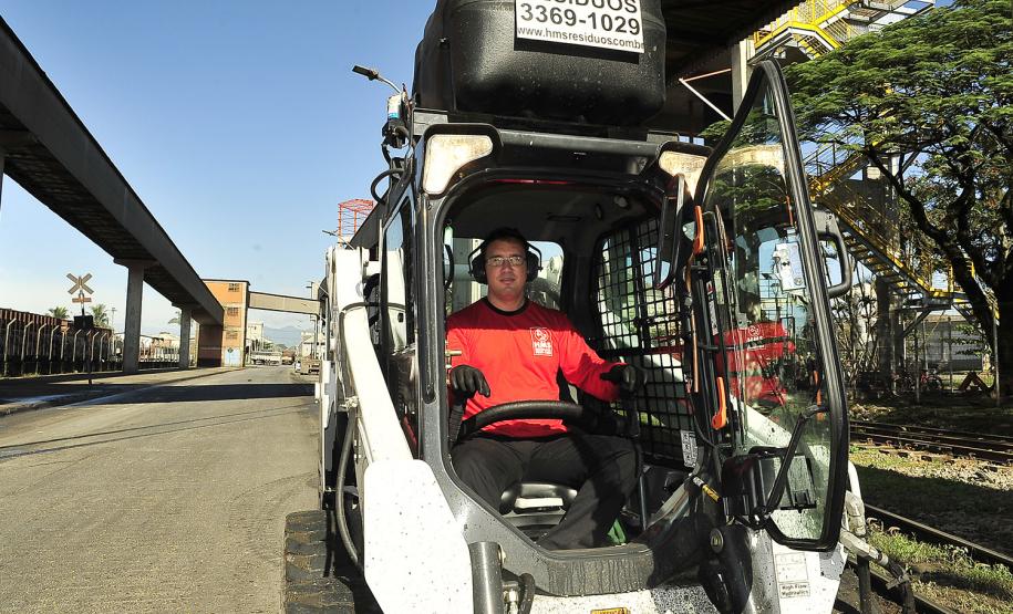 Novas varredeiras aumentam em 50% a coleta de resíduos na área portuária