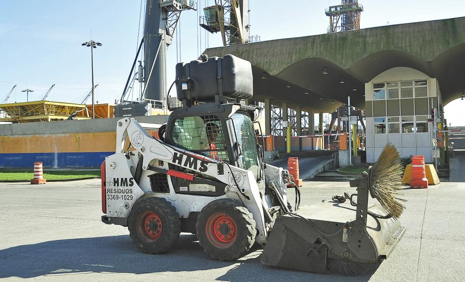 Novas varredeiras aumentam em 50% a coleta de resíduos na área portuária