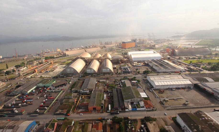 Porto de Paranaguá é sinônimo de mais empregos e investimentos na cidade, aponta pesquisa Porto de Paranaguá é sinônimo de mais empregos e investimentos na cidade, aponta pesquisa