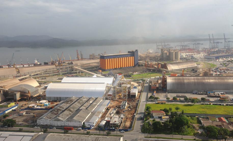 Porto de Paranaguá é sinônimo de mais empregos e investimentos na cidade, aponta pesquisa Porto de Paranaguá é sinônimo de mais empregos e investimentos na cidade, aponta pesquisa