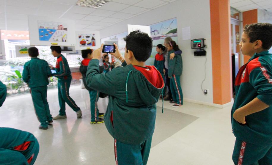 Porto Escola recebe alunos das comunidades rurais de Paranaguá Porto Escola recebe alunos das comunidades rurais de Paranaguá