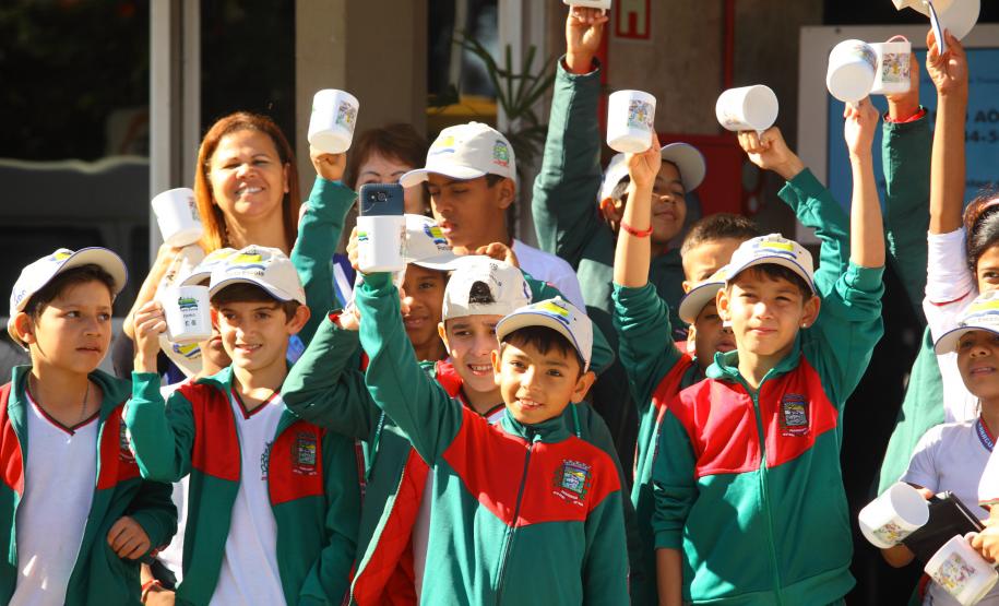 Porto Escola recebe alunos das comunidades rurais de Paranaguá Porto Escola recebe alunos das comunidades rurais de Paranaguá