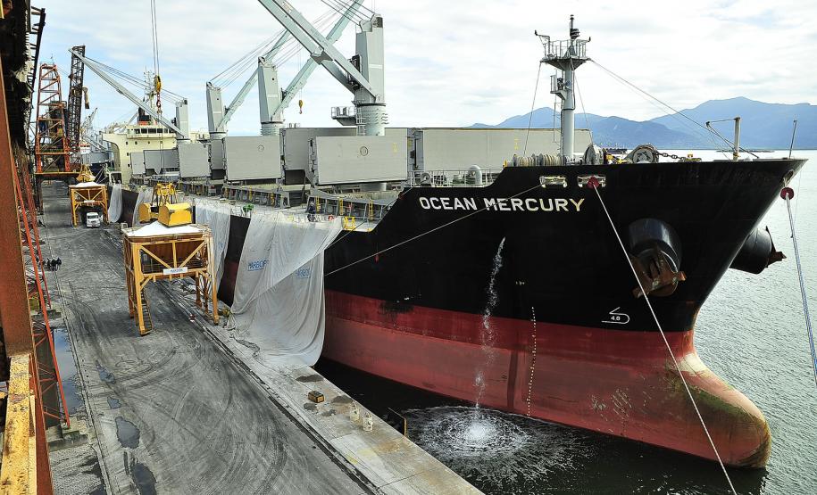 Terminal fecha o semestre com a maior movimentação de cargas para o período. Foram 25 milhões de toneladas movimentadas nos primeiros seis meses do ano. O porto bateu recordes nas movimentações de carga geral e granéis líquidos