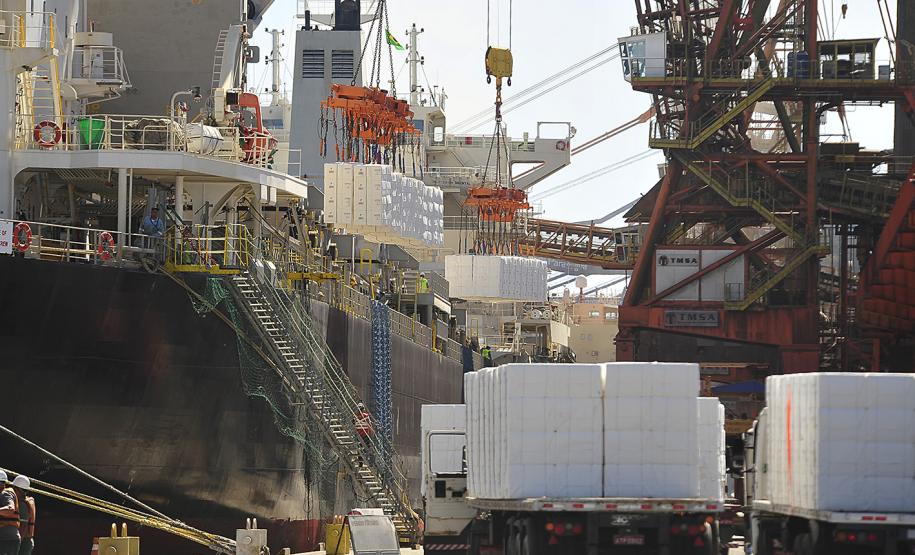 Terminal fecha o semestre com a maior movimentação de cargas para o período. Foram 25 milhões de toneladas movimentadas nos primeiros seis meses do ano. O porto bateu recordes nas movimentações de carga geral e granéis líquidos