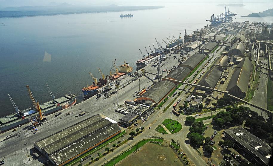 Terminal fecha o semestre com a maior movimentação de cargas para o período. Foram 25 milhões de toneladas movimentadas nos primeiros seis meses do ano. O porto bateu recordes nas movimentações de carga geral e granéis líquidos