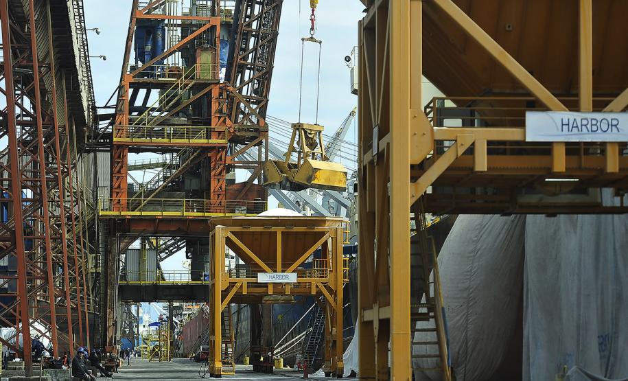 Terminal fecha o semestre com a maior movimentação de cargas para o período. Foram 25 milhões de toneladas movimentadas nos primeiros seis meses do ano. O porto bateu recordes nas movimentações de carga geral e granéis líquidos