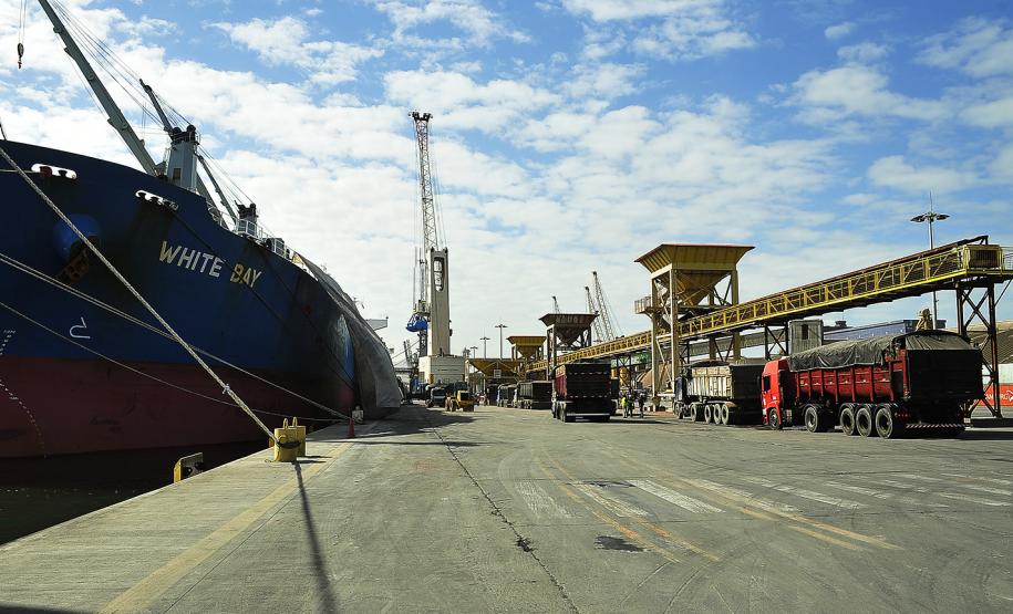 Terminal fecha o semestre com a maior movimentação de cargas para o período. Foram 25 milhões de toneladas movimentadas nos primeiros seis meses do ano. O porto bateu recordes nas movimentações de carga geral e granéis líquidos