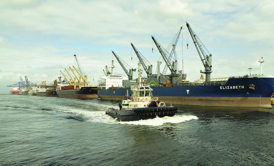 Terminal fecha o semestre com a maior movimentação de cargas para o período. Foram 25 milhões de toneladas movimentadas nos primeiros seis meses do ano. O porto bateu recordes nas movimentações de carga geral e granéis líquidos