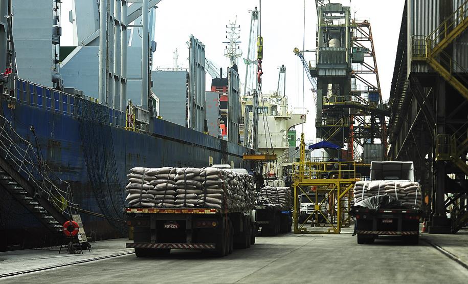 Terminal fecha o semestre com a maior movimentação de cargas para o período. Foram 25 milhões de toneladas movimentadas nos primeiros seis meses do ano. O porto bateu recordes nas movimentações de carga geral e granéis líquidos