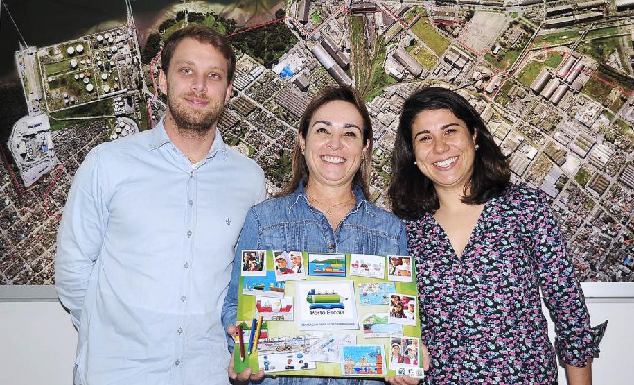 Vandecy Silva Dutra, Secretária de Educação de Paranaguá participa do evento de premiação dos vencedores do Concurso de Desenho do Projeto Porto Escola.