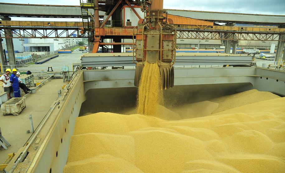 Porto de Paranaguá embarca volume histórico de soja