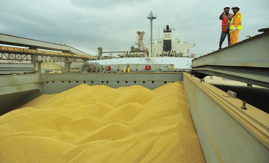 Porto de Paranaguá embarca volume histórico de soja