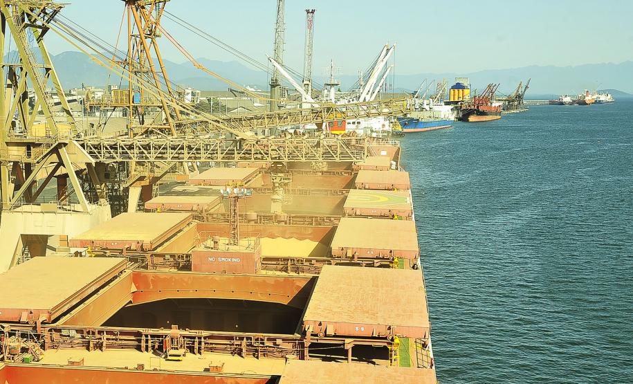 Porto de Paranaguá embarca volume histórico de soja
