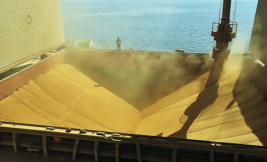 Porto de Paranaguá embarca volume histórico de soja