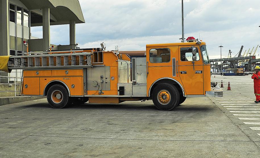 Caminhões de bombeiro antigos para coleção chegam ao Brasil pelo Porto de Paranaguá