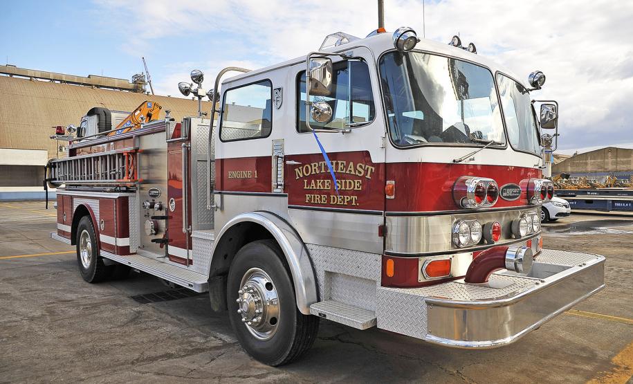 Caminhões de bombeiro antigos para coleção chegam ao Brasil pelo Porto de Paranaguá