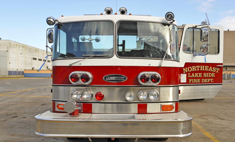 Caminhões de bombeiro antigos para coleção chegam ao Brasil pelo Porto de Paranaguá