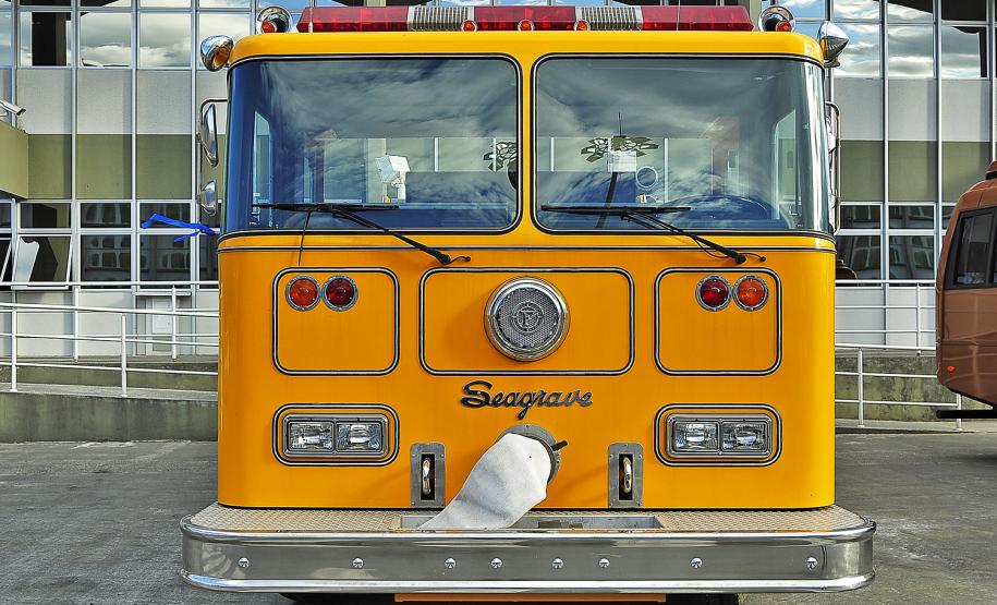 Caminhões de bombeiro antigos para coleção chegam ao Brasil pelo Porto de Paranaguá