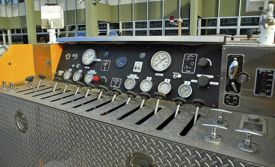 Caminhões de bombeiro antigos para coleção chegam ao Brasil pelo Porto de Paranaguá