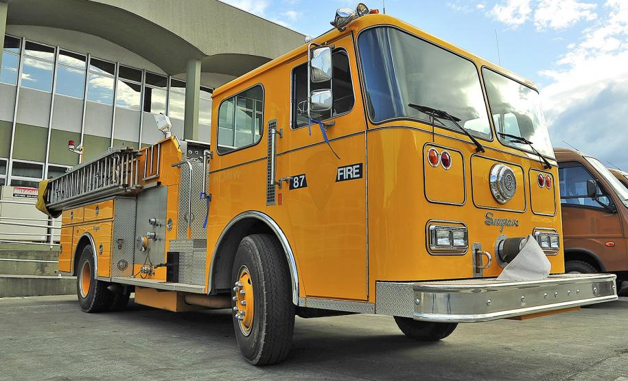 Caminhões de bombeiro antigos para coleção chegam ao Brasil pelo Porto de Paranaguá
