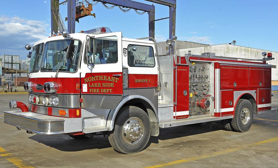 Caminhões de bombeiro antigos para coleção chegam ao Brasil pelo Porto de Paranaguá