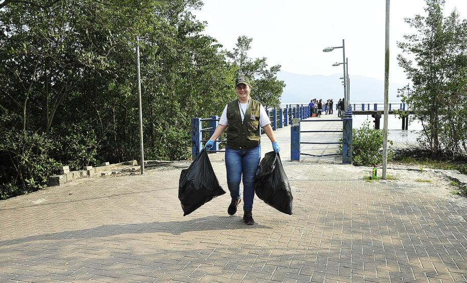 Porto de Paranaguá recolhe 80 quilos de resíduos das áreas de mangue