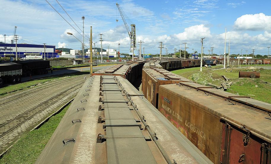 Descarga de grãos via ferrovia quase dobra em Paranaguá