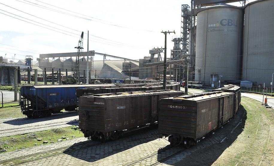 Descarga de grãos via ferrovia quase dobra em Paranaguá