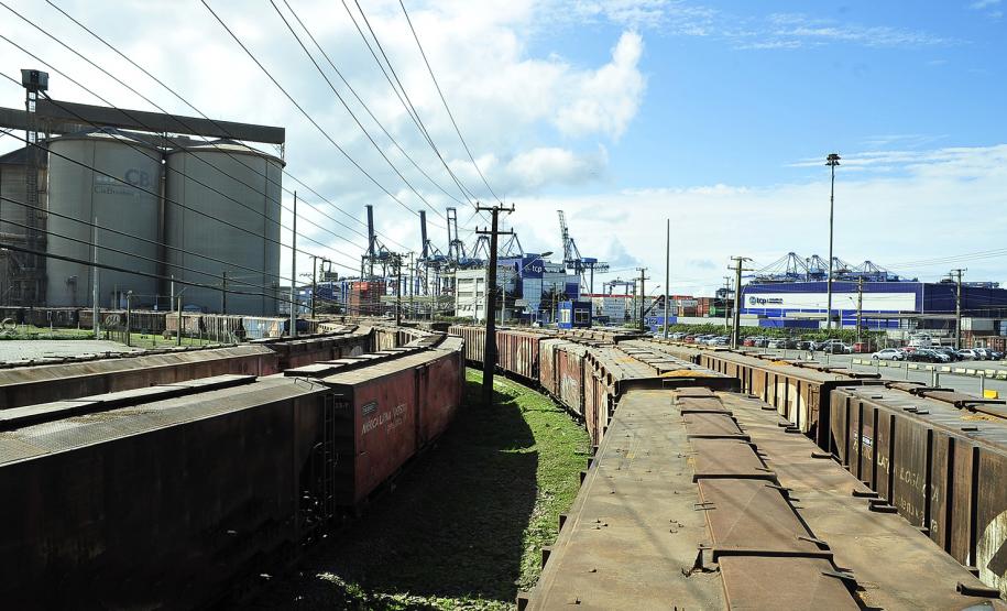 Descarga de grãos via ferrovia quase dobra em Paranaguá