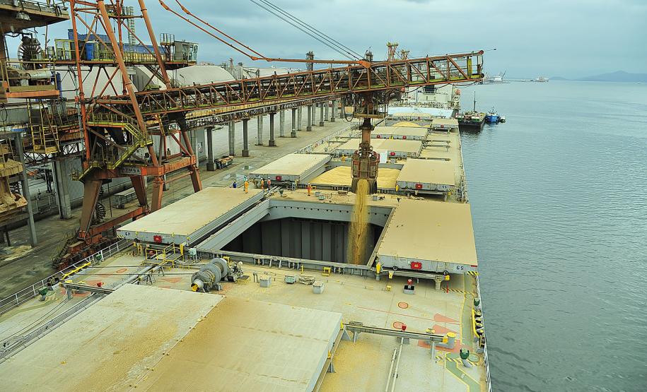Porto de Paranaguá fecha o mês de agosto com recorde histórico no carregamento de grãos
